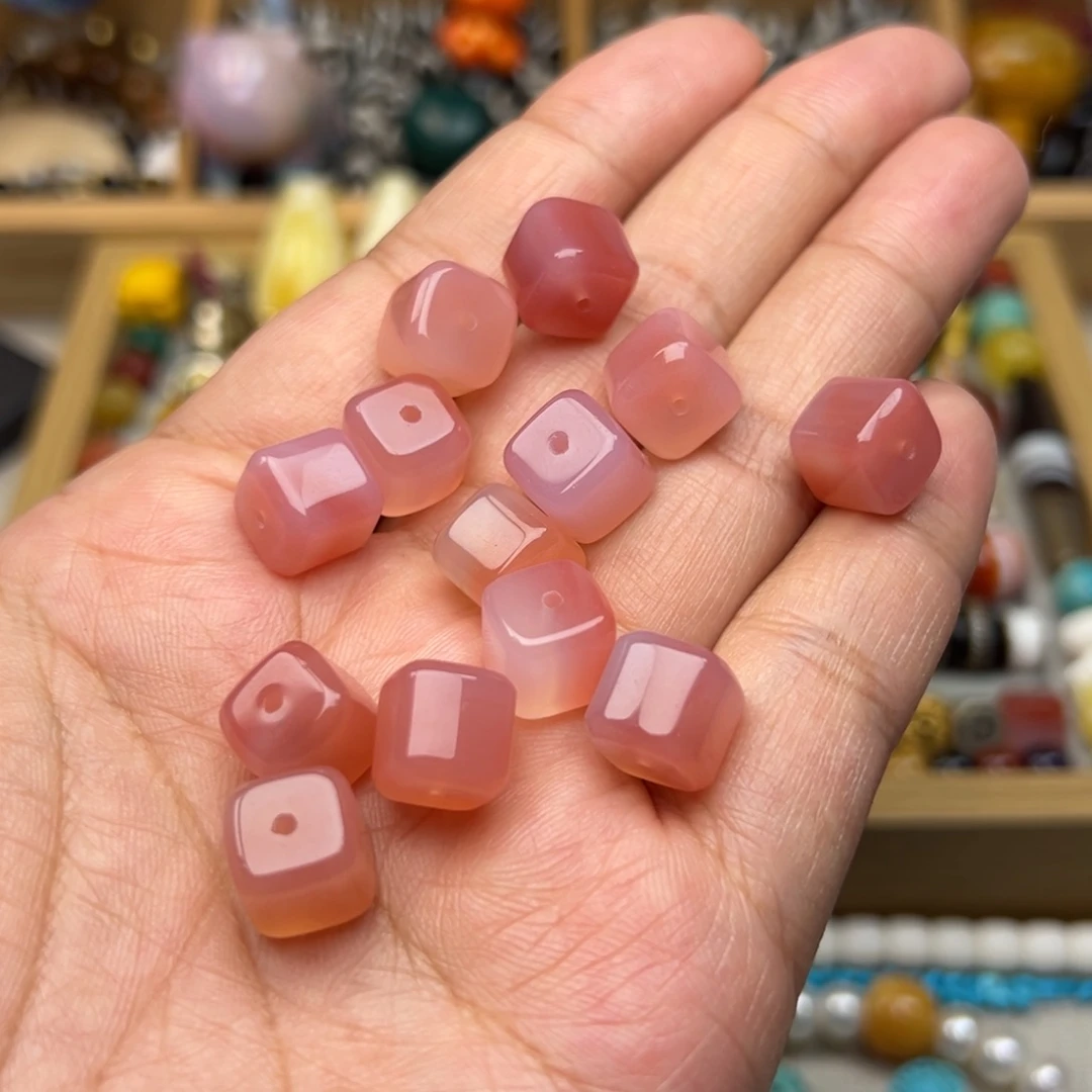 玛瑙/玉髓10mm粉糯六方未镶嵌多样性发其中一颗