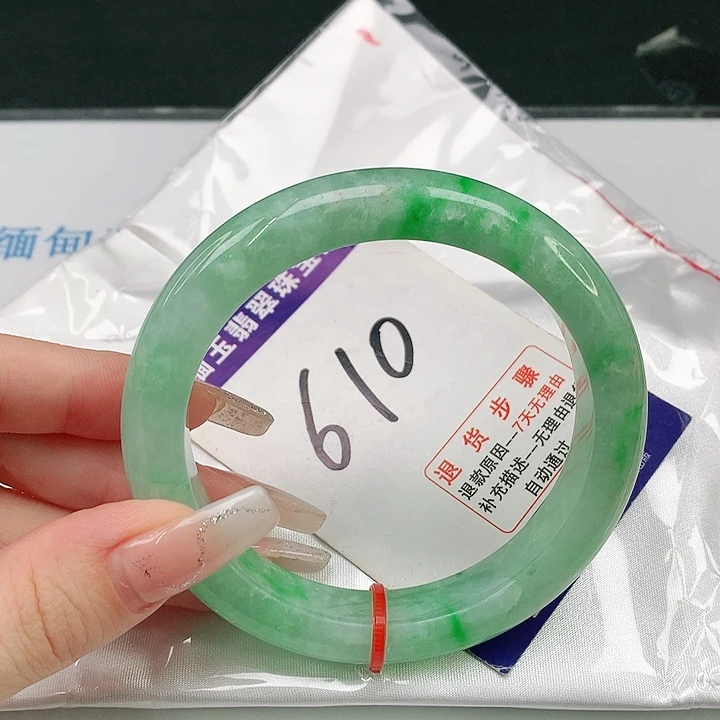 翡翠手镯未镶嵌翡翠手镯