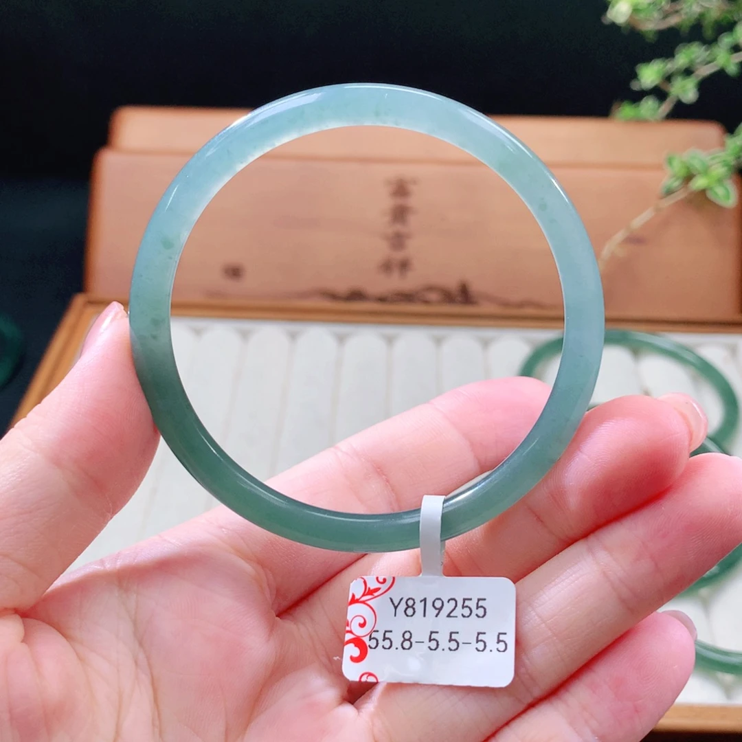 翡翠手镯（圆镯）未镶嵌沐****笑