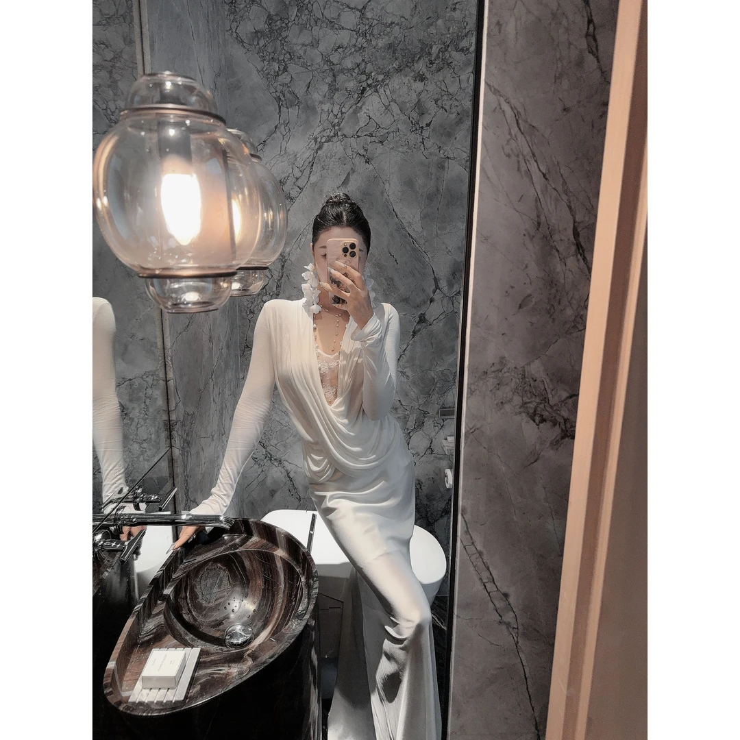 DUOMI【心水女神】白色净版胸口蕾丝边褶褶V深领长袖上衣