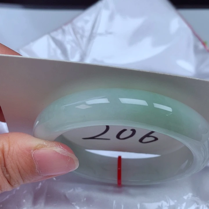 翡翠手镯未镶嵌翡翠