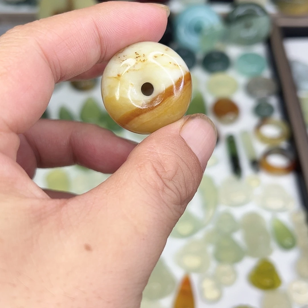 坐***船岫玉未镶嵌颈饰花玉精品