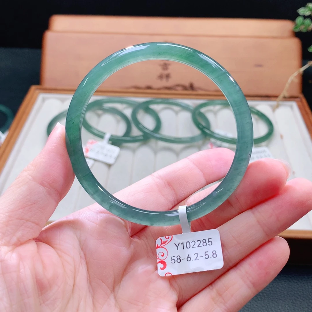 翡翠手镯（圆镯）未镶嵌