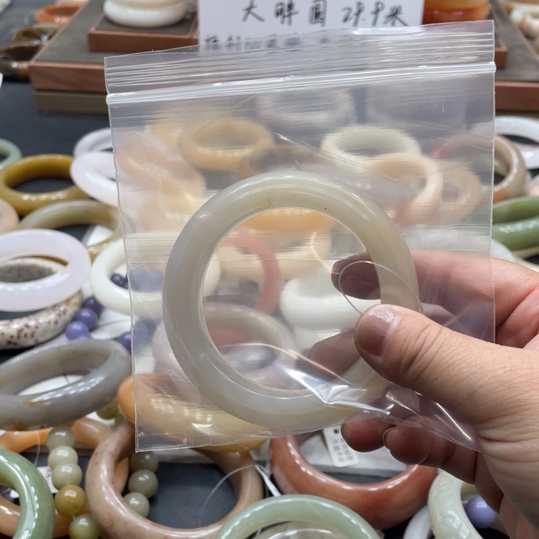 柚****未镶嵌手镯石英质玉