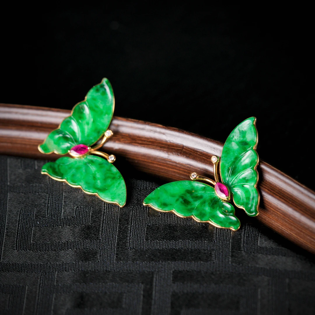 【诗蓉】蝶恋花·稀缺翡翠辣绿18K金蝴蝶耳钉AE0614尺寸约35*21*2