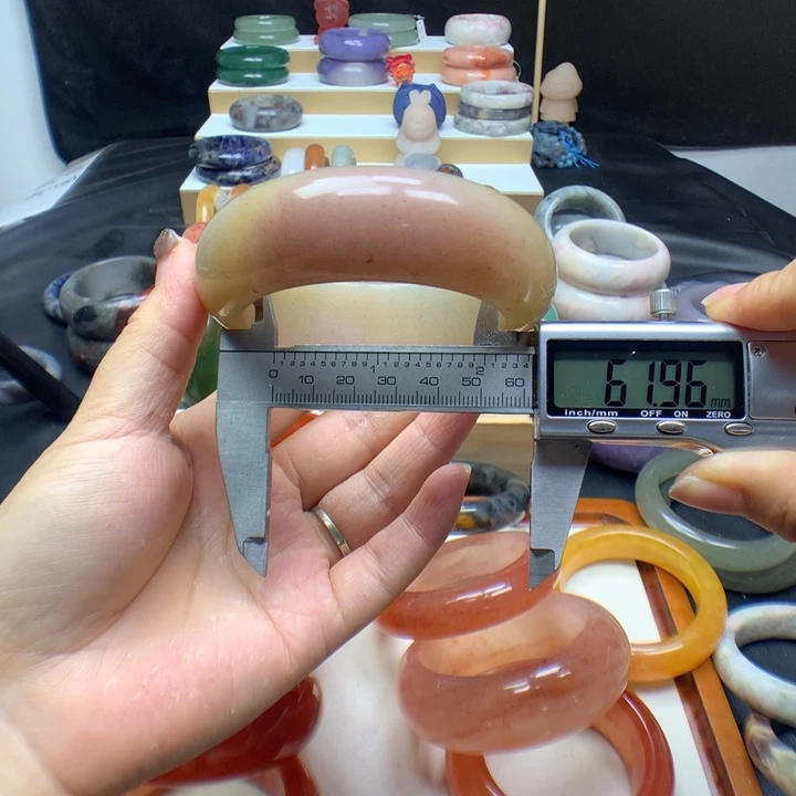 未镶嵌手镯石英质玉