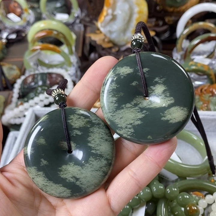 透闪石质玉挂件未镶嵌胡***?