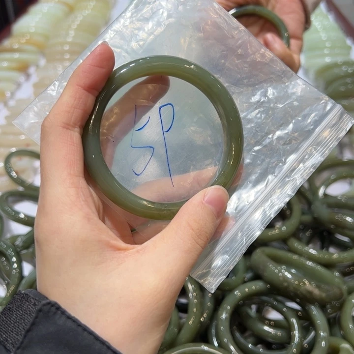 和田玉未镶嵌手镯