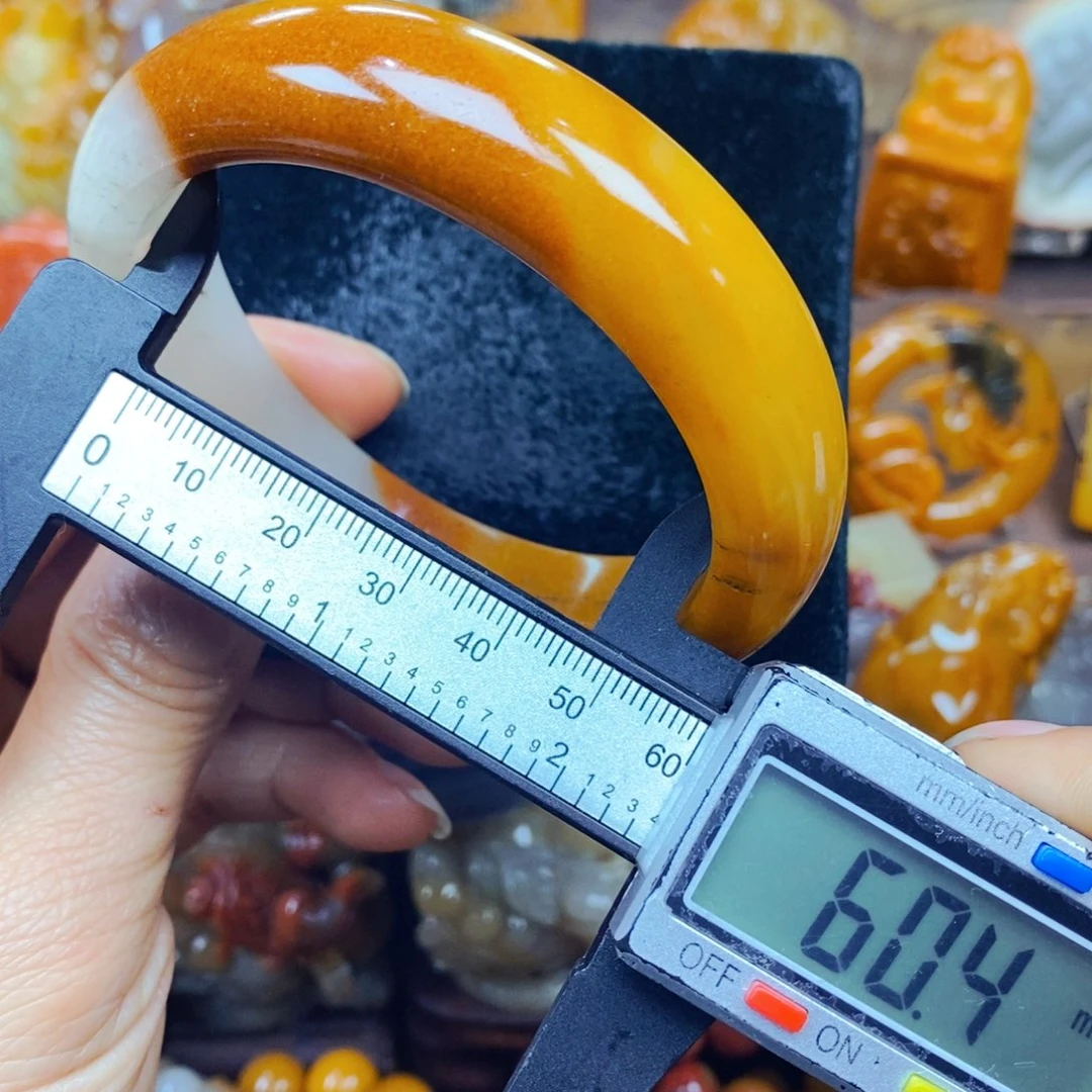 未镶嵌石英质玉（黄龙玉）颈饰