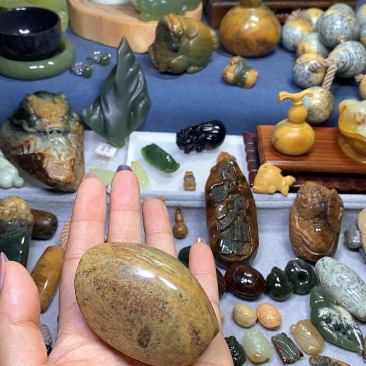 未镶嵌岫岩河磨玉（透闪石质玉）把件