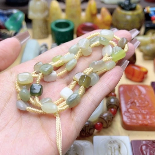 蛇纹石玉未镶嵌颈饰