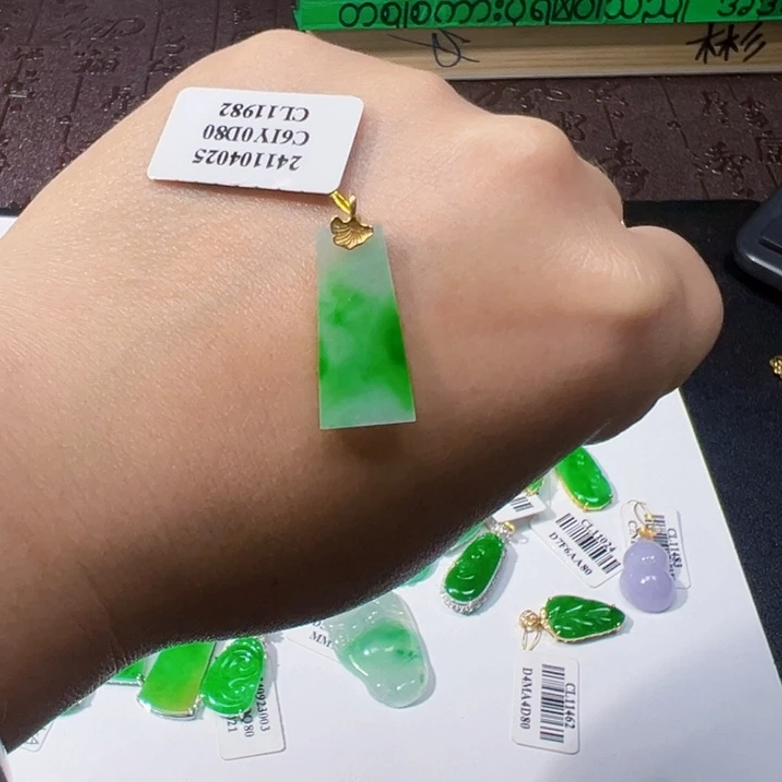 翡翠挂件18K金镶嵌翡翠