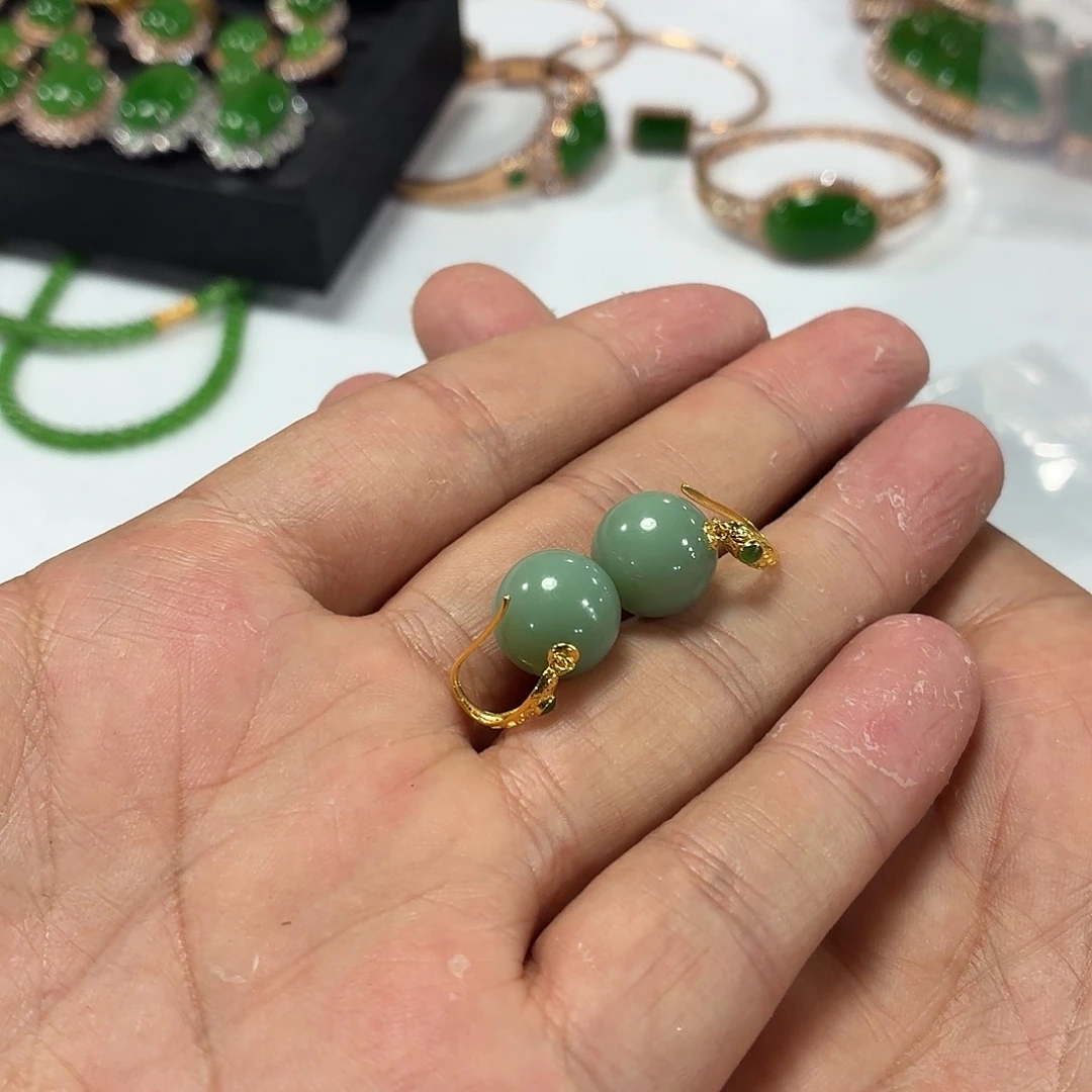 o***d和田玉18K金镶嵌耳饰