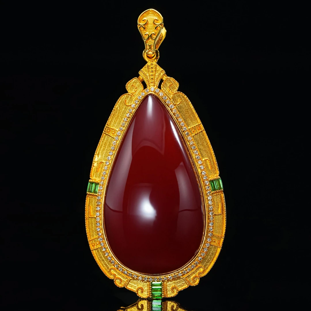 周陶陶·焰心 南红18k金钻石镶嵌水滴形状吊坠女士款