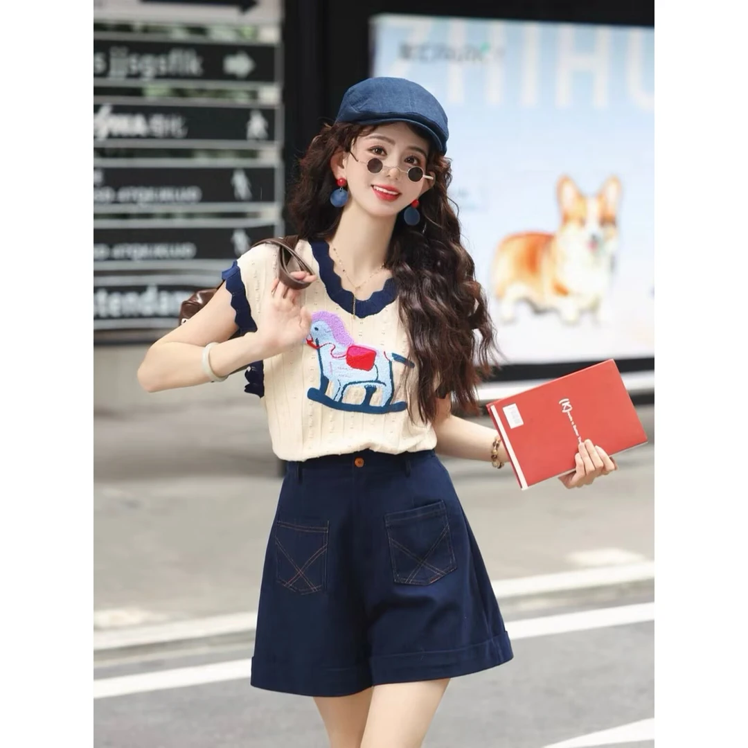 港风杏色V领小马刺绣小飞袖t恤女夏季新款镂空千金清冷感贵系上衣