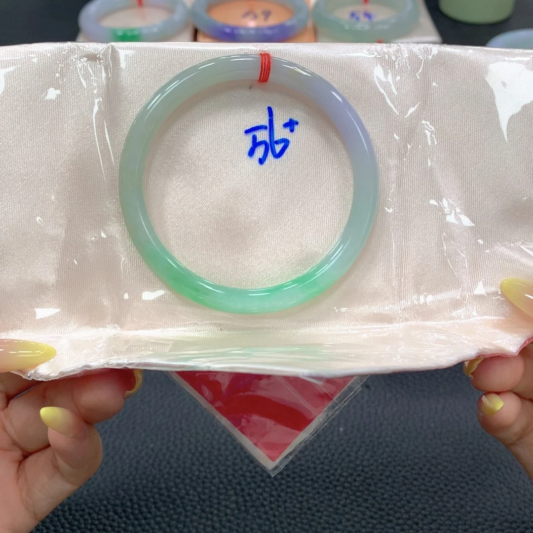 翡翠手镯未镶嵌翡翠