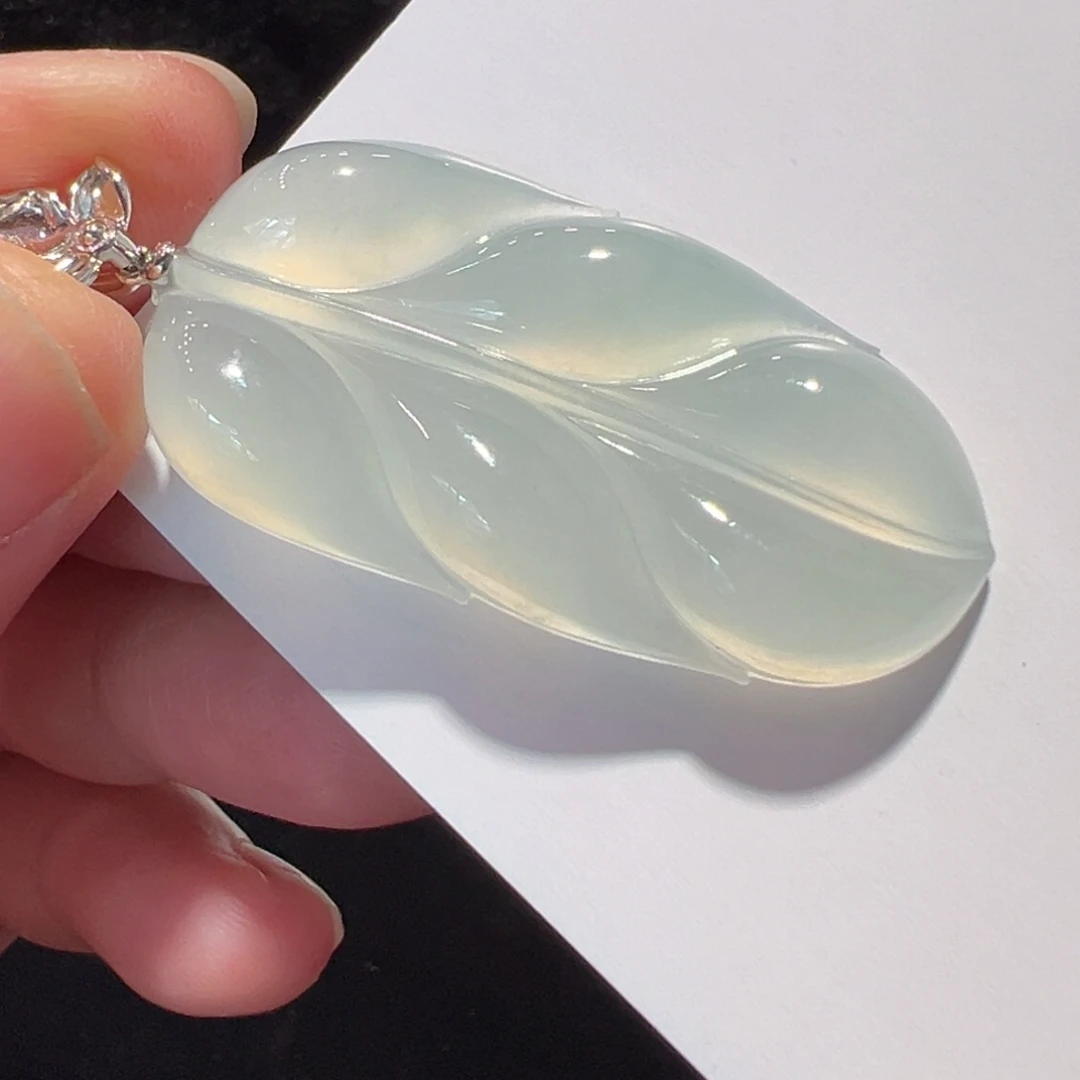 翡翠18K金镶嵌颈饰吊坠