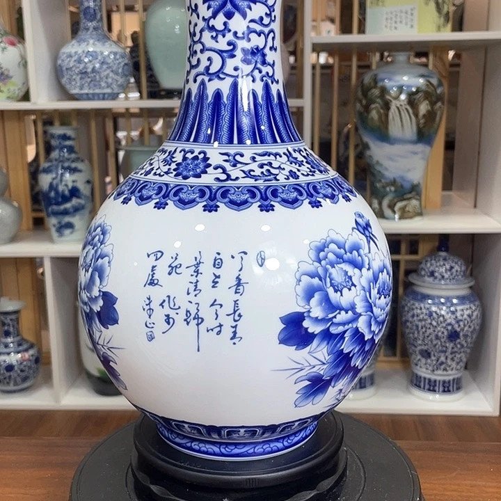 摆件青花牡丹赏瓶子里