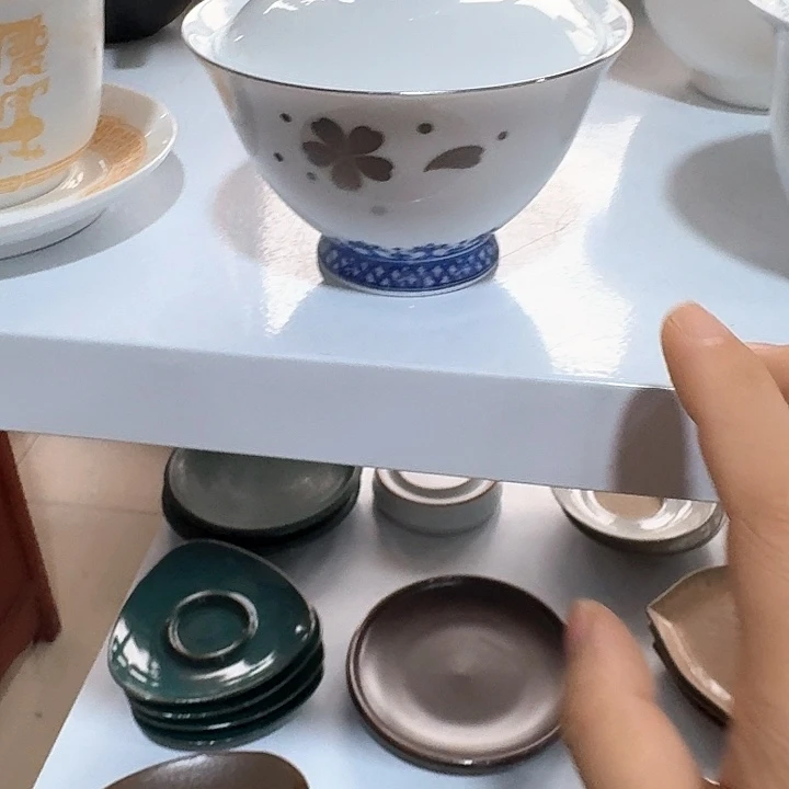 主人杯一个，瓷。。品茗