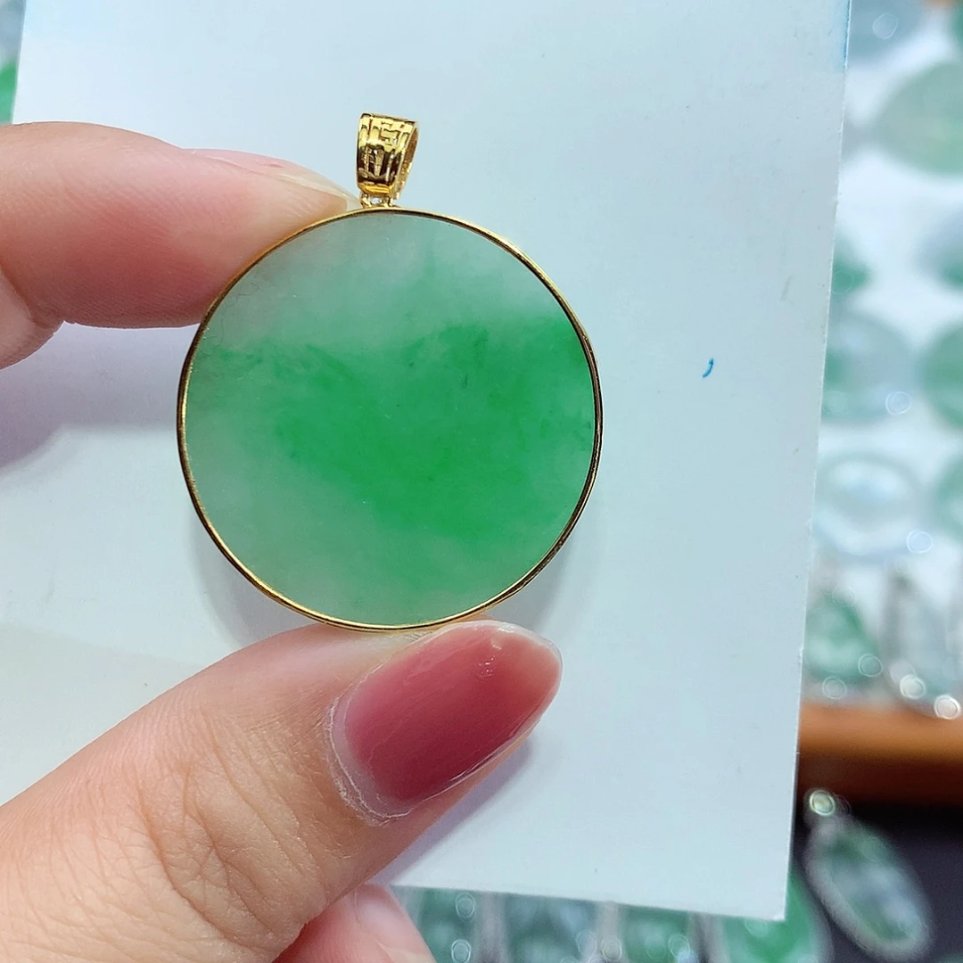 翡翠18K金镶嵌颈饰无事牌