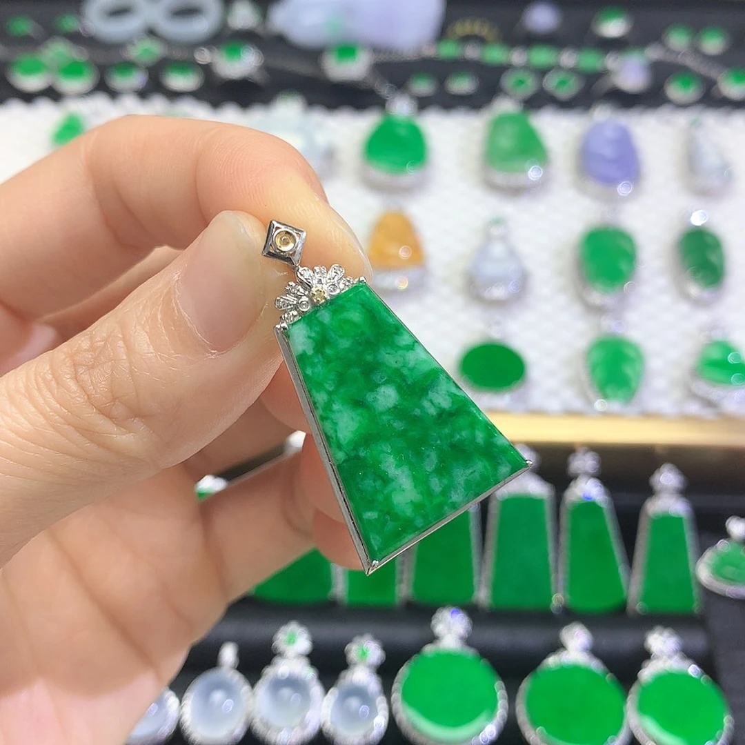 颈饰18K金镶嵌翡翠吊坠