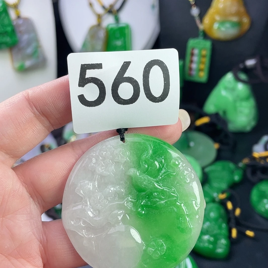 翡翠未镶嵌吊坠(赠链)