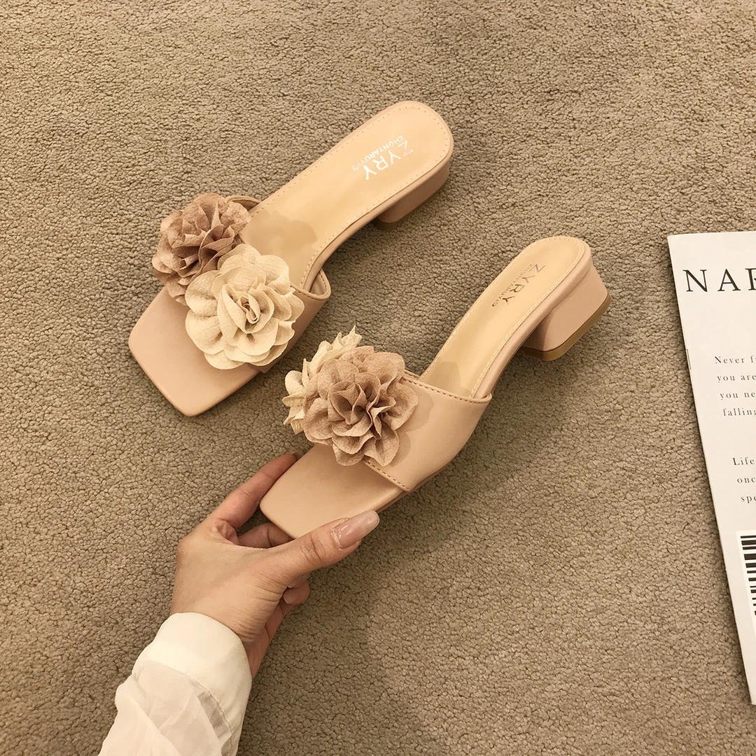 法式仙女风温柔粉色粗跟凉拖鞋女2025夏外穿花朵中跟晚风度假拖鞋