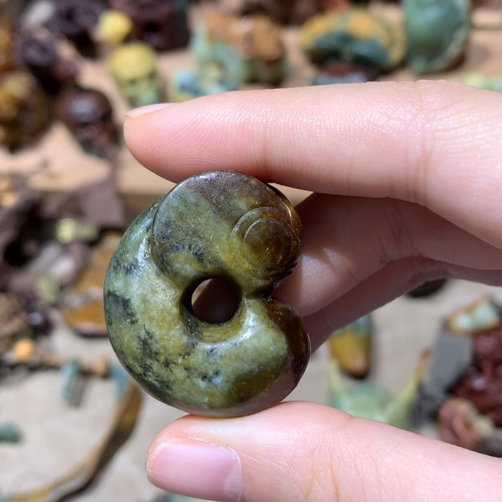 未镶嵌岫岩河磨玉（透闪石质玉）挂件