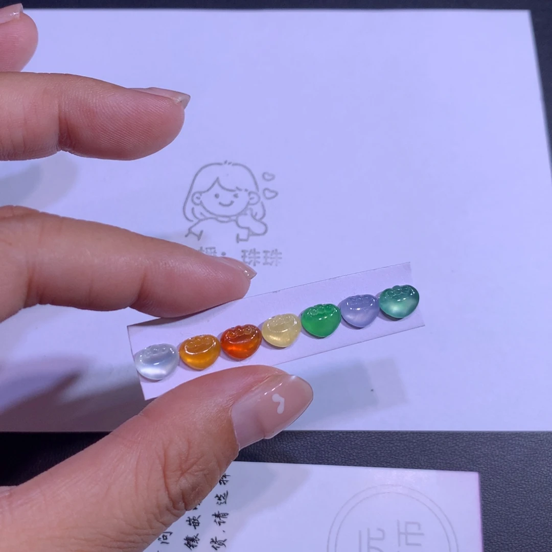 翡翠未镶嵌颈饰一手