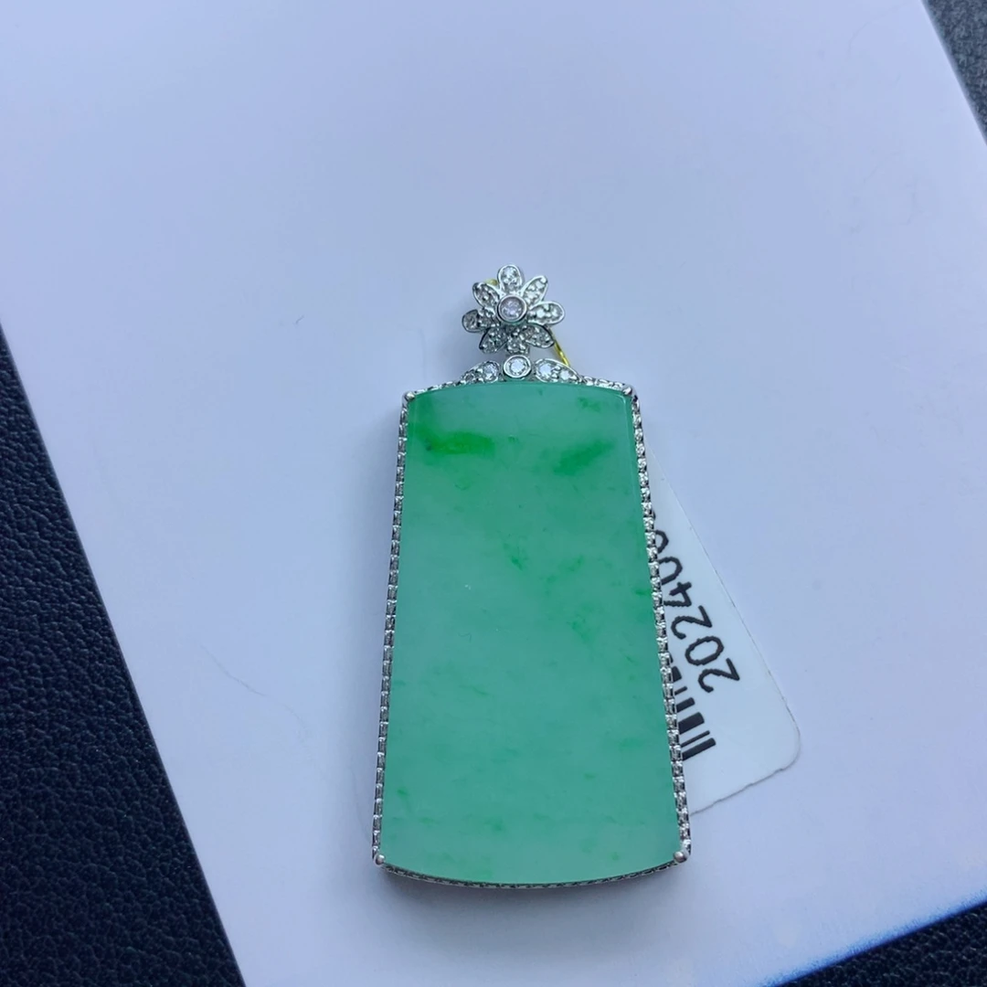 翡翠颈饰未镶嵌无事牌