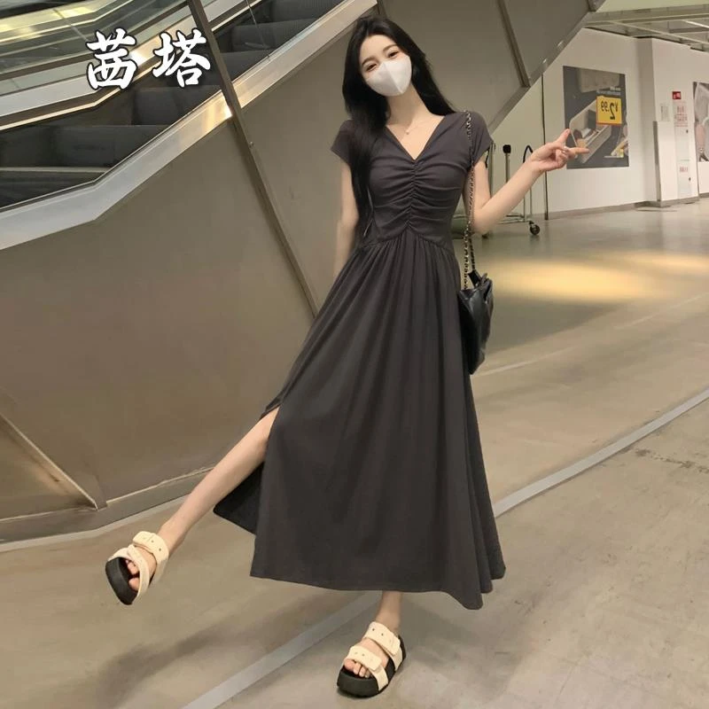 法式休闲气质V领灰色连衣裙夏新款大码胖mm收腰遮肚t恤裙开叉长裙