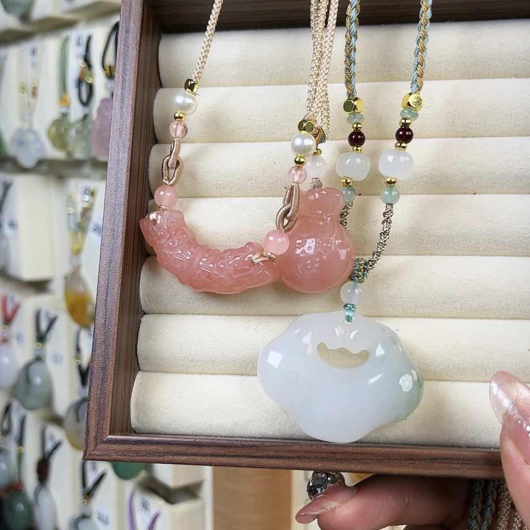 石英质玉（金丝玉）未镶嵌颈饰