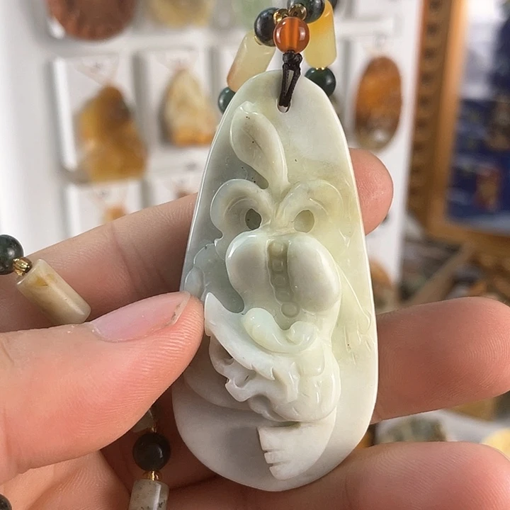 蛇纹石玉未镶嵌颈饰