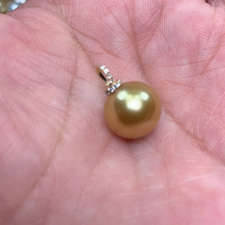 颈饰18K金镶嵌海水珍珠