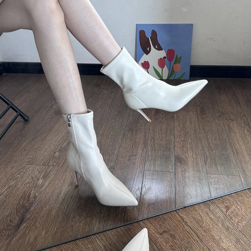 米白色短靴女2025秋冬新款侧拉链气质名媛高跟鞋女细跟尖头靴