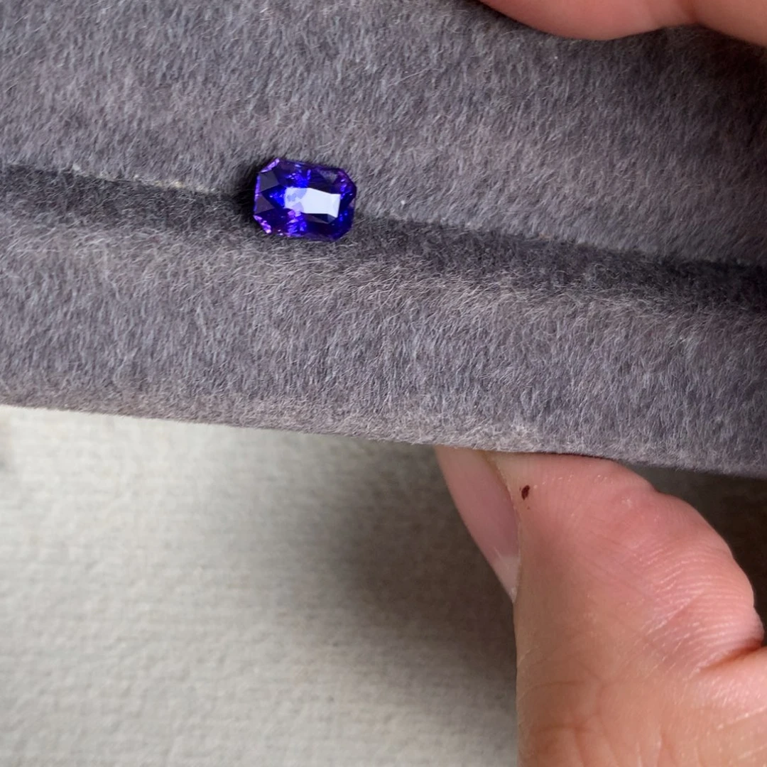 蓝宝石裸石1.53 无烧 变色蓝宝石
