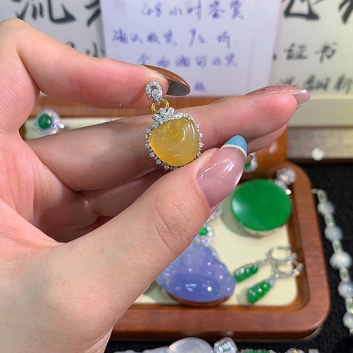 颈饰18K金镶嵌翡翠