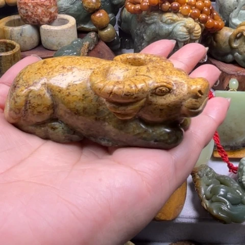 未镶嵌岫岩河磨玉（透闪石质玉）把件公*