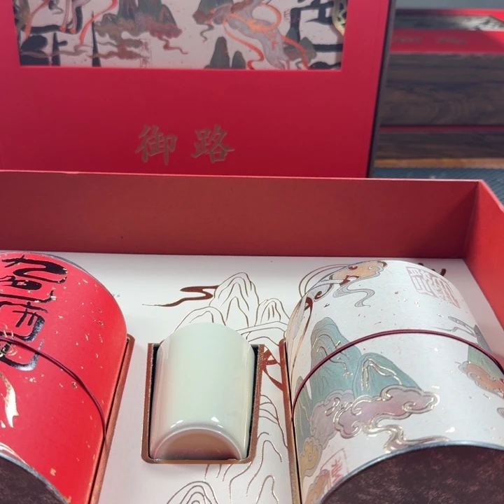 和田玉手镯未镶嵌一****?