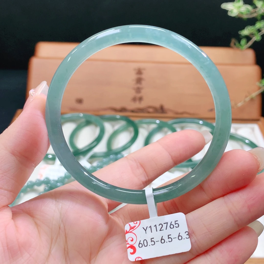 翡翠手镯未镶嵌天然