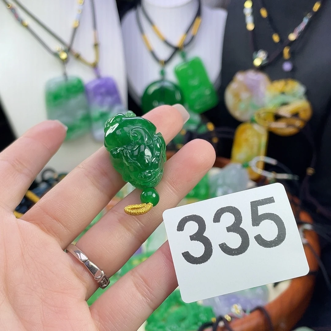 翡翠未镶嵌吊坠(赠链)