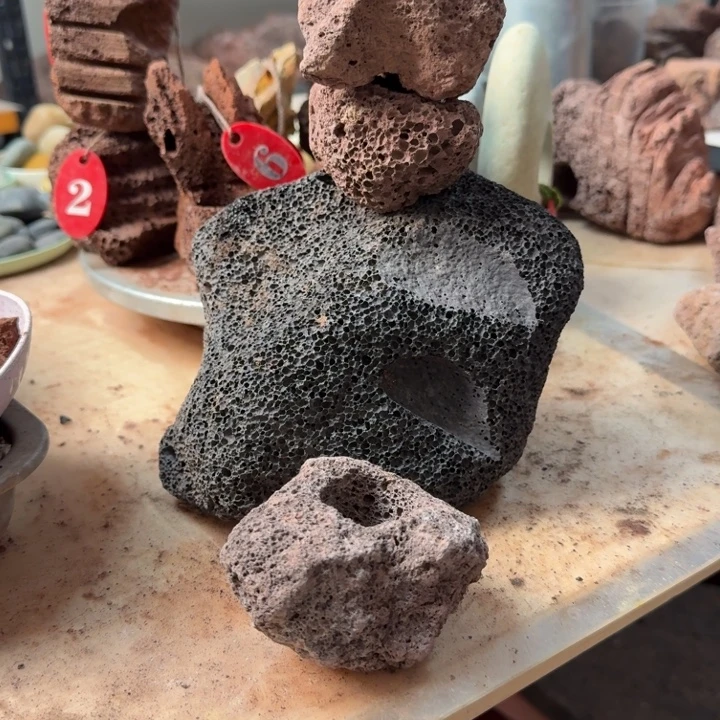 火山石红色定制环3厘米孔3个，黑色火山石原石1块