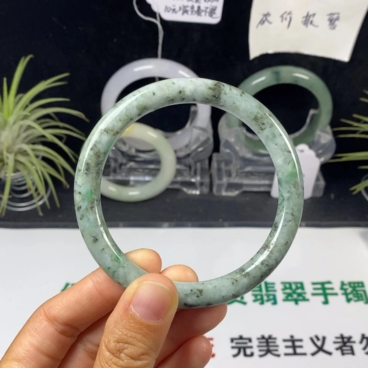 翡翠未镶嵌手镯16号。60圈