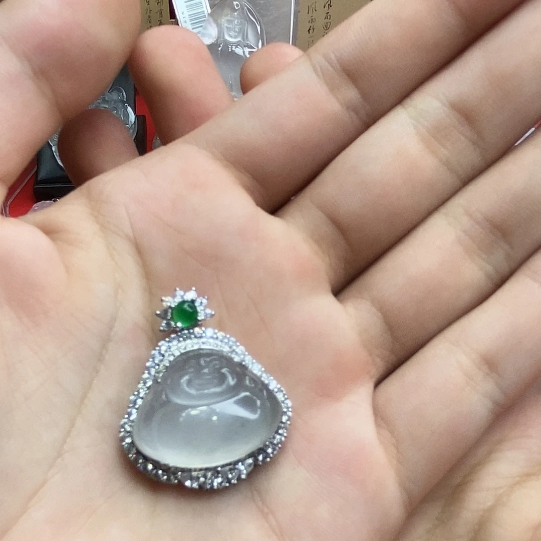 颈饰未镶嵌石英质玉