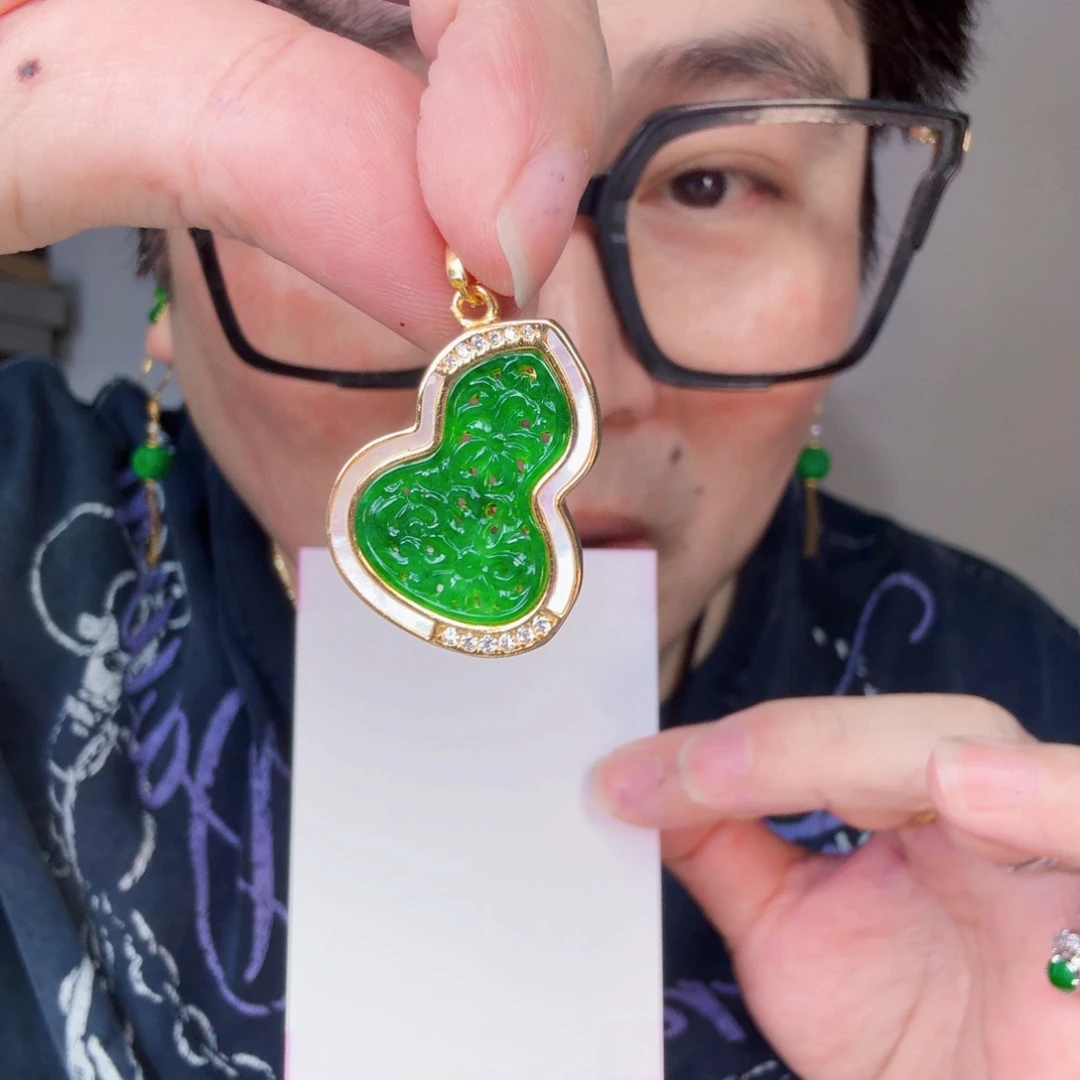 翡翠未镶嵌颈饰一件