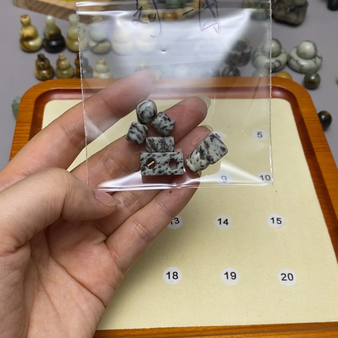 蛇纹石玉未镶嵌配饰刘*团