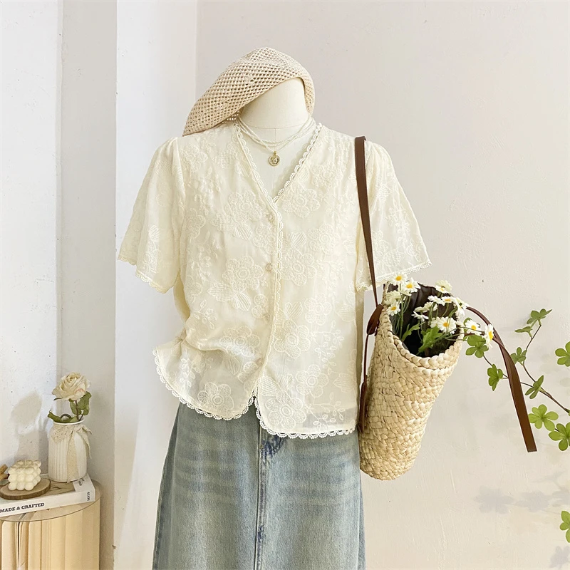 法式蕾丝刺绣V领短袖衬衫女夏季洋气别致设计感时尚雪纺开衫上衣