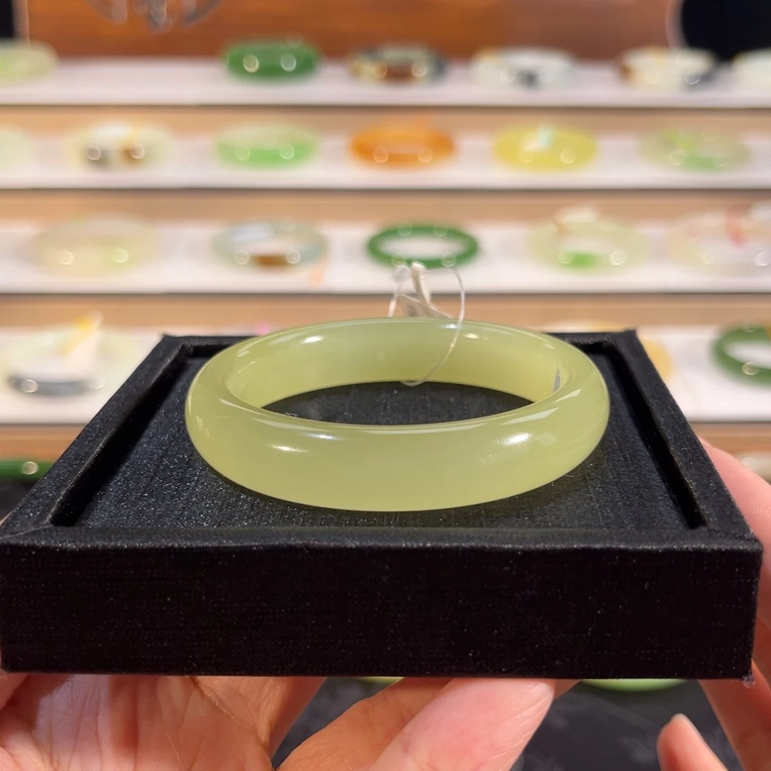 和田玉未镶嵌手镯  「冰底荧光黄口」