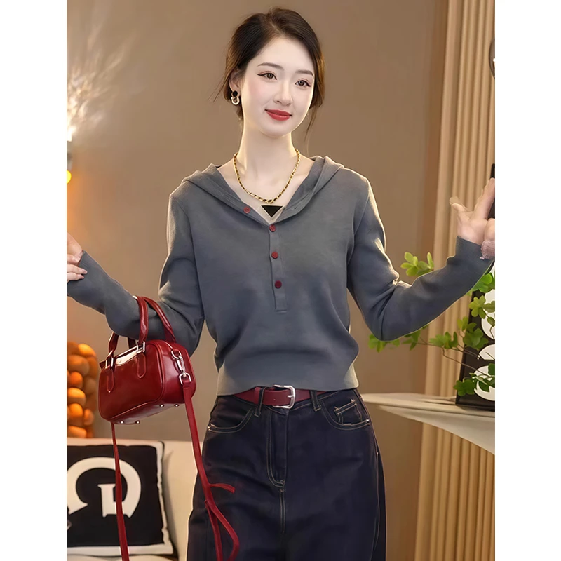 高级感灰色连帽长袖针织衫女冬新款打底流行修身气质短款显瘦上衣