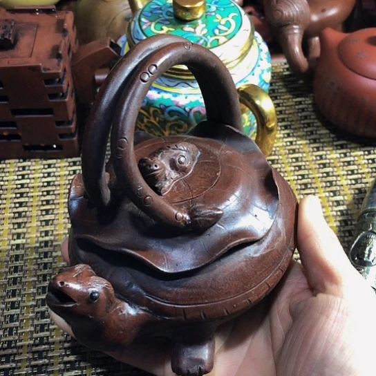 紫砂茶壶原矿泥料手工制作的紫砂壶。